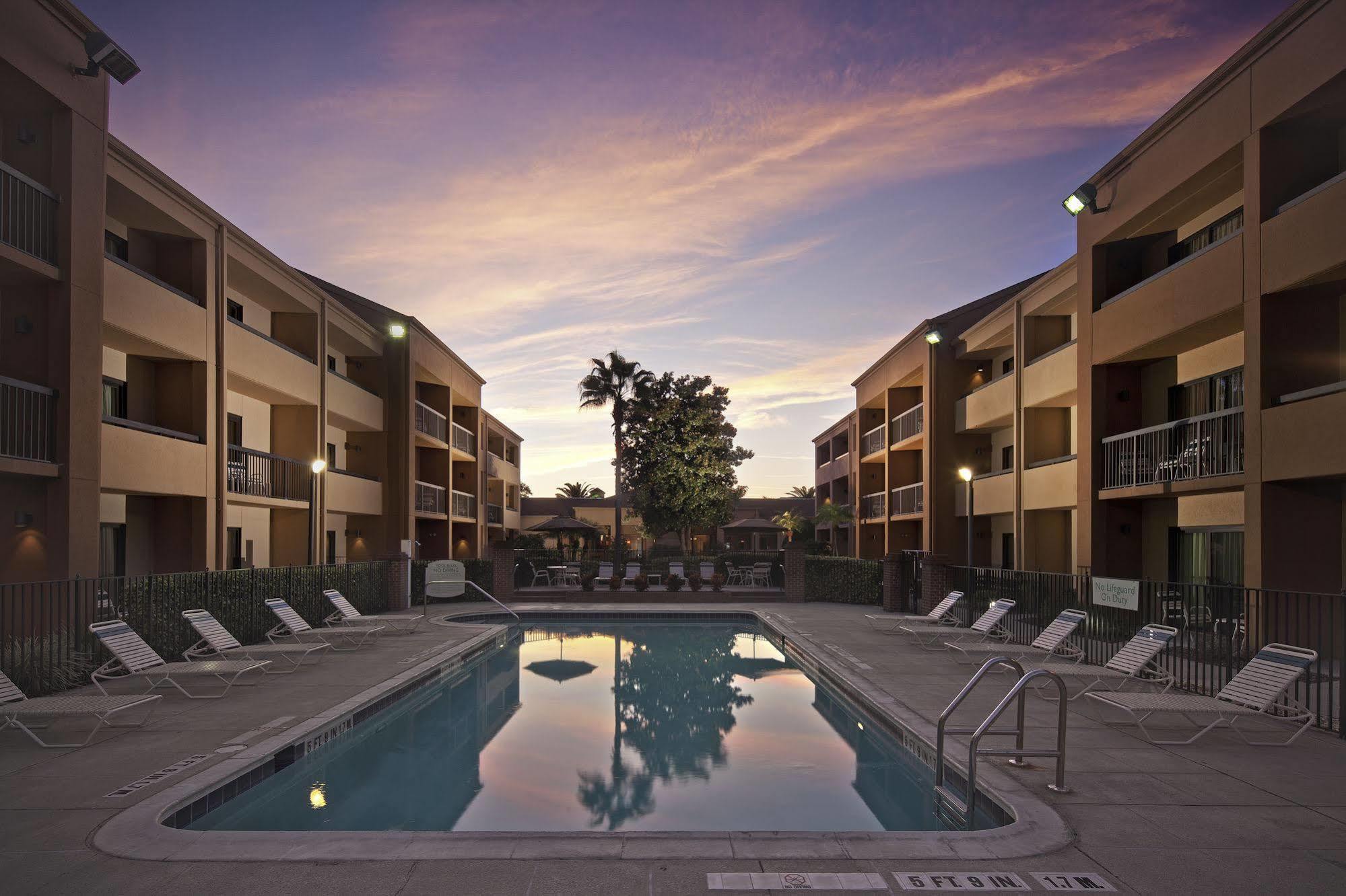 Courtyard By Marriott Orlando Airport Hotel Létesítmények fotó